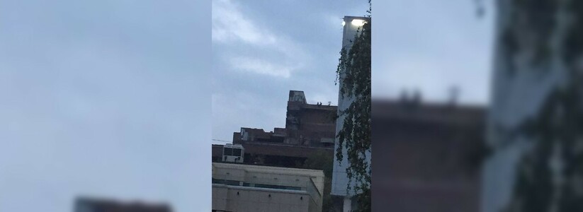 Очевидцы сняли, как новороссийские подростки гуляют по крыше недостроенного драмтеатра
