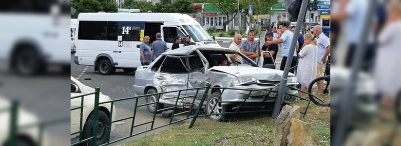 В Новороссийске столкнулись маршрутка и «пятнашка»: на месте работают бригады скорой помощи