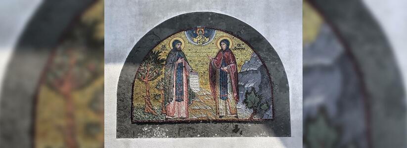 Фасад  храма Святых Петра и Февронии Муромских  на набережной Новороссийска украсили мозаичные иконы
