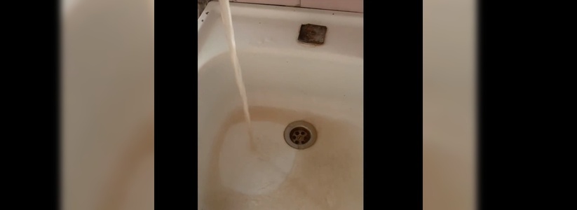 «Воняет невыносимо канализацией!»: из кранов новороссийцев идет зловонная вода коричневого цвета