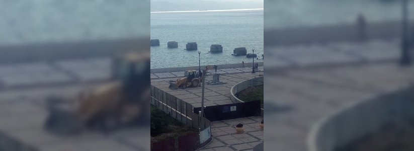 На Набережной Новороссийска разрушили постамент памятника «Хамса»