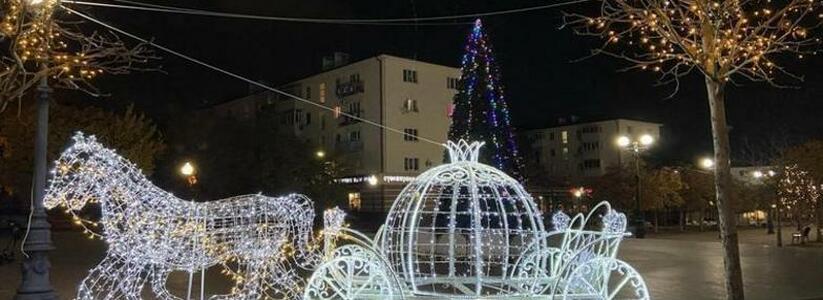 "Что за люди, не ценят красоту!": жители Новороссийска снимают игрушки с новогодних елок