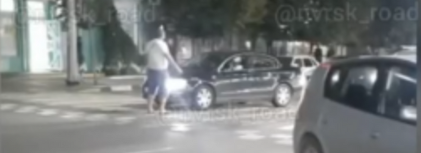 «Камикадзе!»: в Новороссийске неадекватный мужчина кидался на автомобили на проезжей части
