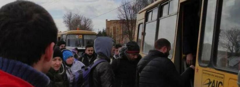 Горожане сняли на видео, как из торгового центра Новороссийска эвакуируются посетители