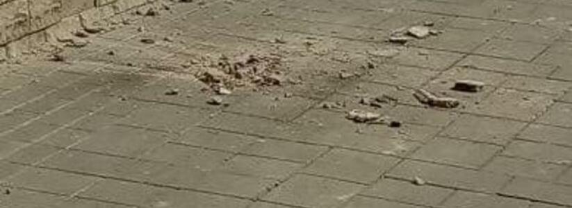 В Новороссийске рушатся дома: кусок бетонного карниза упал на тротуар