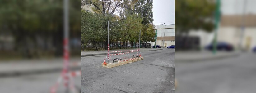 В Новороссийске приступили к оборудованию платной парковки на улице Коммунистической: первые фото
