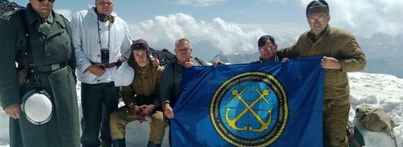 Флаг Ушаковки на Эльбрусе на высоте 4100 метров!