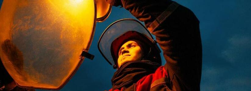 До 1000 светильников за месяц: в Новороссийске стали массово перегорать «умные» фонари»