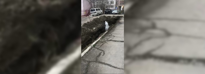 В центре Новороссийска появился новый «фонтан», бьющий из трубы