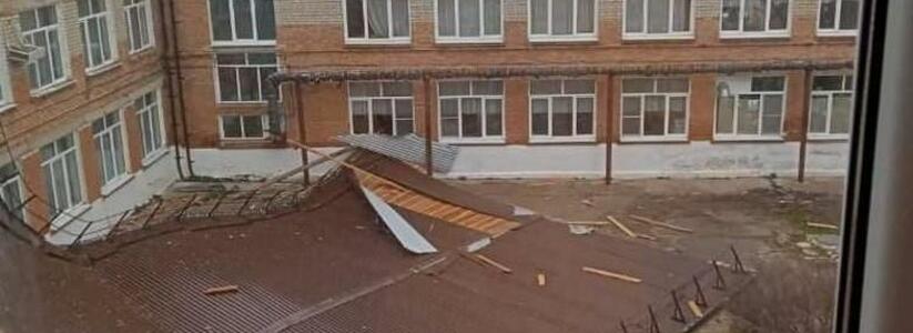 На Кубани ураганный ветер оставил школу без крыши