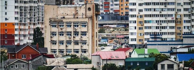 В сети опубликована серия снимков «Уровни города», где наглядно видно, как безжалостно застраивается Новороссийск