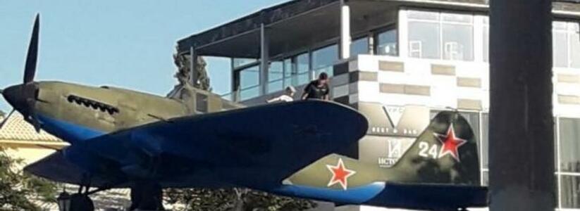 "Наплевательское отношение к героическому подвигу!": отец с сыном залезли на памятник-штурмовик Ил-2 в Новороссийске