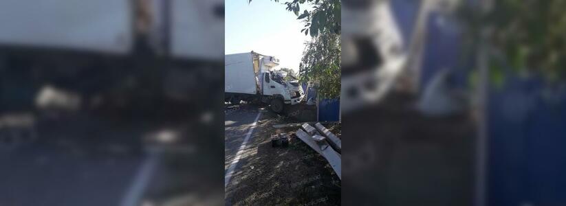 В пригороде Новороссийска грузовик с полным прицепом персиков влетел в столб: водитель чудом остался жив