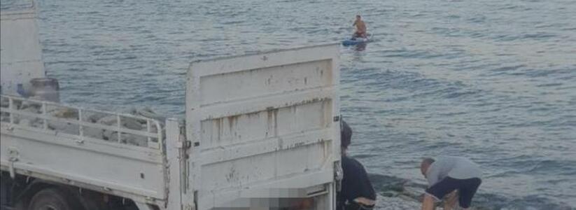 «Преступление века»: с пляжа Алексино неизвестные вывозят камни на грузовике