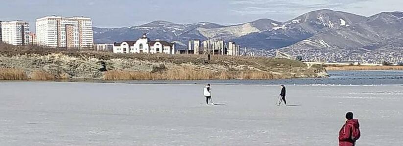 «Прыгали и делали селфи!»: в Новороссийске подросток по колено провалился под лед на Суджукской косе