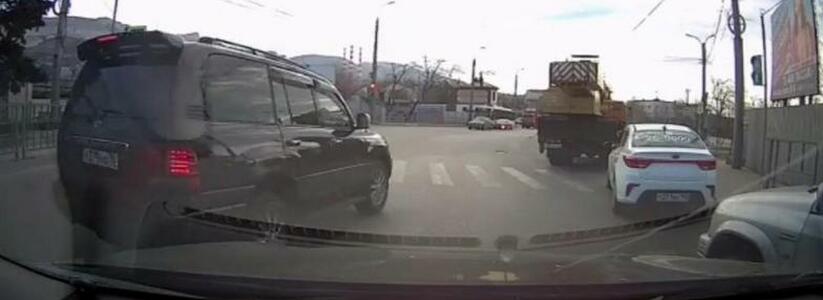 Под Новороссийском водитель наехал на несовершеннолетнюю девушку и скрылся с места ДТП
