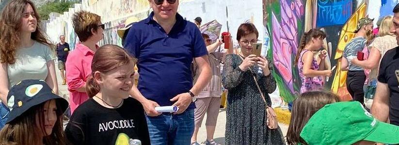 Жители Новороссийска сняли на видео, как огромный черный пикап рассекает по встречке