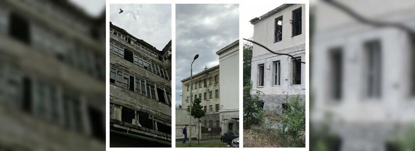 Сгоревший дом и настоящее «гетто»: судьба полуразрушенных зданий центра Новороссийска