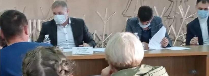 Скандал в администрации сельского округа: глава Глебовки запретила активистам вести съемку схода граждан и отобрала у них камеру