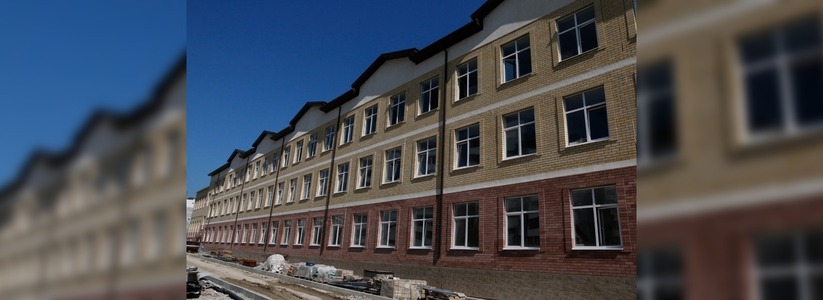 Новая школа в Новороссийске готова к оснащению мебелью и техникой: планируемый месяц открытия
