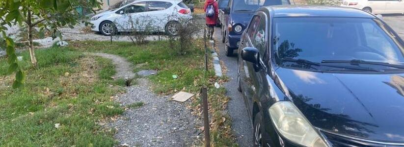 «Дети ходят в школу по дороге!»: горожане пожаловались на отсутствие тротуаров в центре Новороссийска
