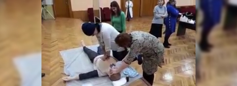 Сотрудники «скорой помощи» обучают старшеклассников Новороссийска оказывать первую помощь