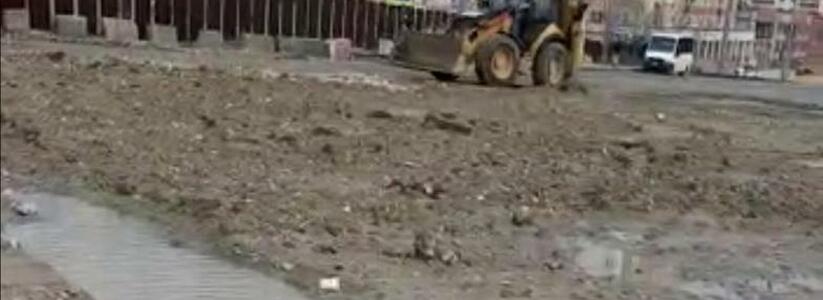 «Тут копают, там копают, здесь копают!»: в Южном районе Новороссийска строительная техника превратила проход для пешеходов в грязевое месиво