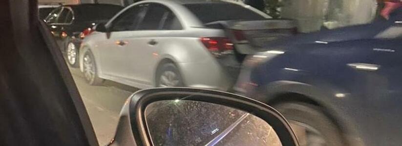 «Такой «гусеницы» мы еще не видели!»: в Новороссийске столкнулись не менее 10 автомобилей