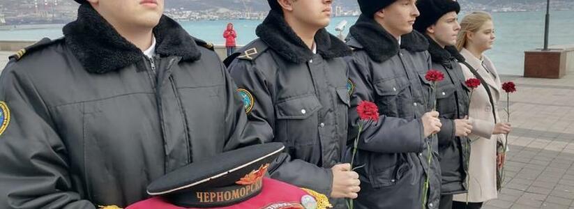 Ушаковцы опустили на воды Цемесской бухты красные гвоздики у памятника Неизвестному матросу в Новороссийске