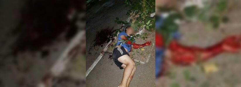 В Новороссийске нашли молодого человека, лежащего в луже крови на тротуаре