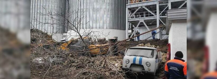 В Новороссийске трактор рухнул с земляной насыпи на газопровод и полицейские автомобили