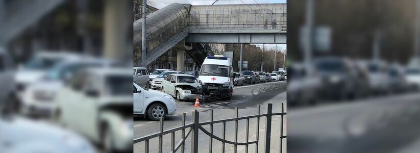 В Новороссийске автомобиль скорой помощи столкнулся с «легковушкой»: бригада медиков спешила в больницу, спасая ребенка
