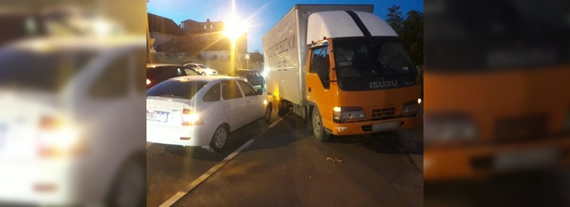 Грузовик без водителя устроил ДТП в Новороссийске: очевидцы сняли происшествие на видео