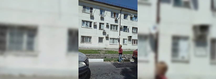 «Ходит грязный, просит денег у водителей»: жители Новороссийска заметили 7-летнего попрошайку на оживленной дороге