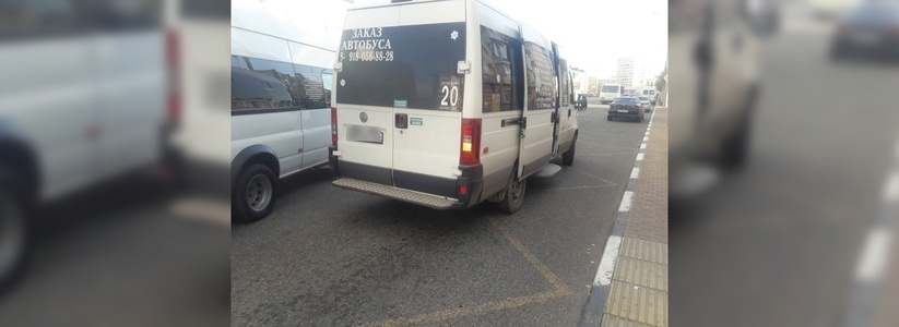 Житель Новороссийска снял на видео водителя маршрутки, который всю дорогу разговаривал по телефону