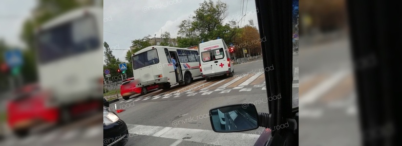 В Новороссийске на перекрестке столкнулись автобус и автомобиль скорой помощи