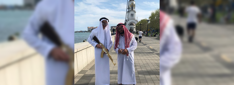 Двое парней в арабских костюмах и с «автоматом» в руках сфотографировались на фоне православного храма в Новороссийске