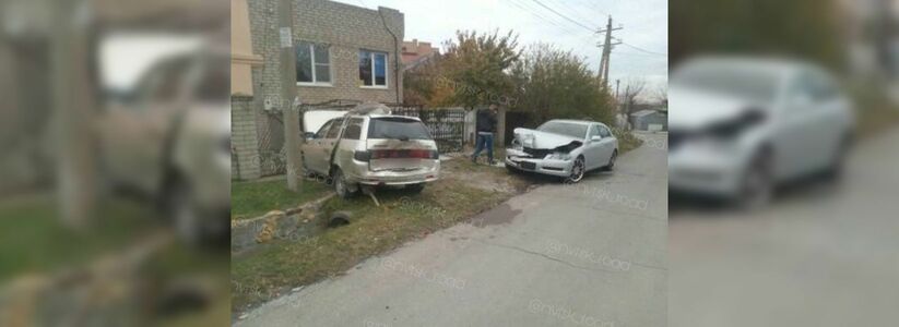 В Новороссийске «легковушка» снесла забор жилого дома