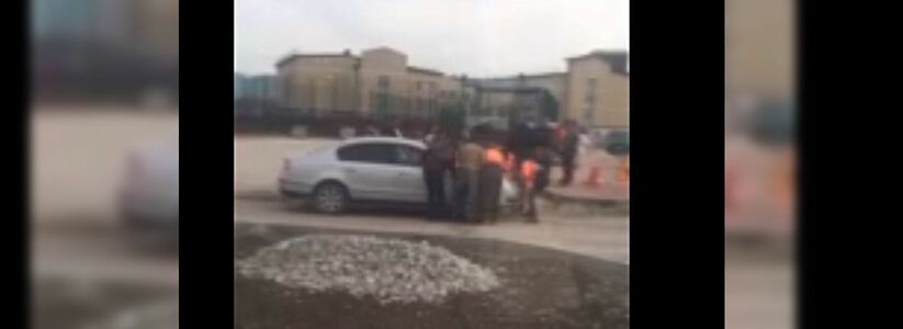 Новороссийцы сняли на видео, как дорожники пытались переставить автомобиль, который мешал укладке асфальта