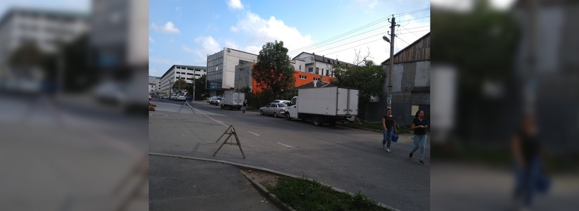 Жительницу Новороссийска пытались оштрафовать за хождение по проезжей части на участке, где нет тротуара