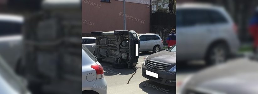 В центре Новороссийска на бок перевернулось авто: очевидцы утверждают, что водитель заснул за рулем