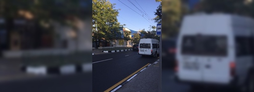 «Машины несутся как сумасшедшие»: в Новороссийске убрали пешеходный переход от остановки к школам и парку