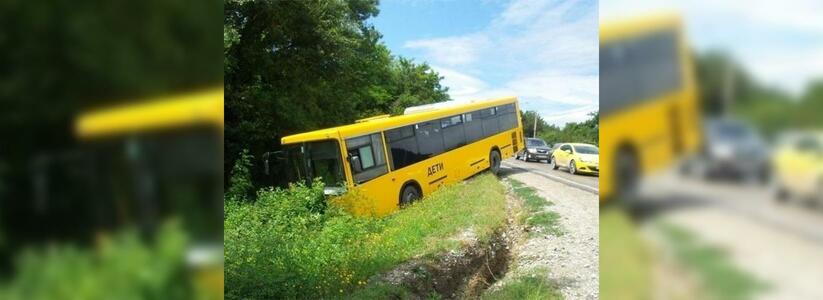 Автобус из Новороссийска, избегая столкновения, улетел в кювет