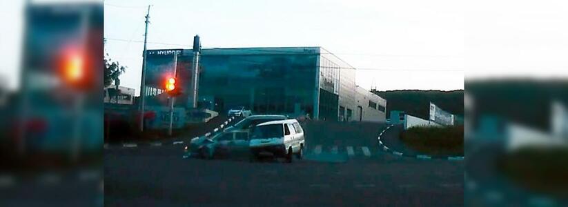 В Новороссийске от удара фургона и "десятки" девушка вылетела на дорогу. В Сети появилось видео аварии