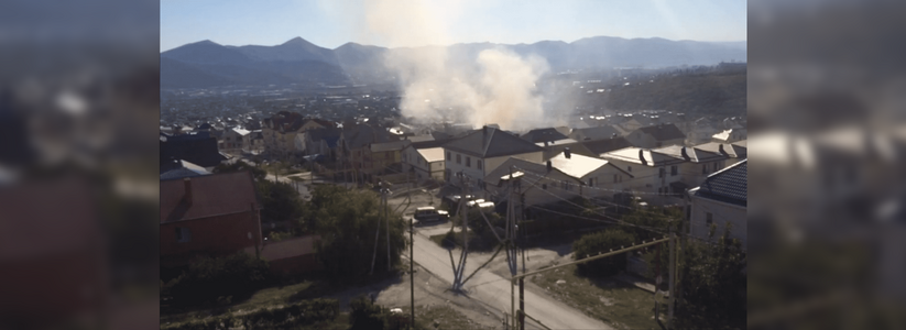 Клубы дыма в Цемдолине: строительный вагончик выгорел дотла