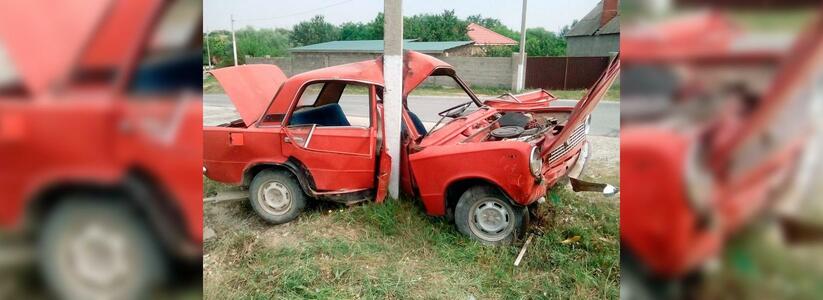 В Раевской под Новороссийском автомобиль расплющило о столб: погибла 26-летняя девушка