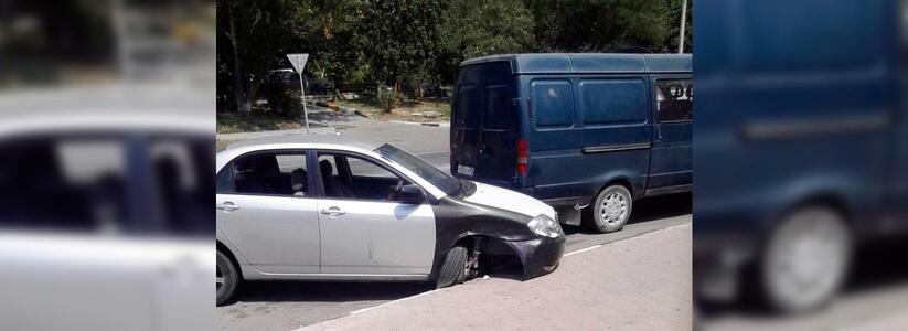 В Новороссийске водитель влетел в припаркованное авто и убежал