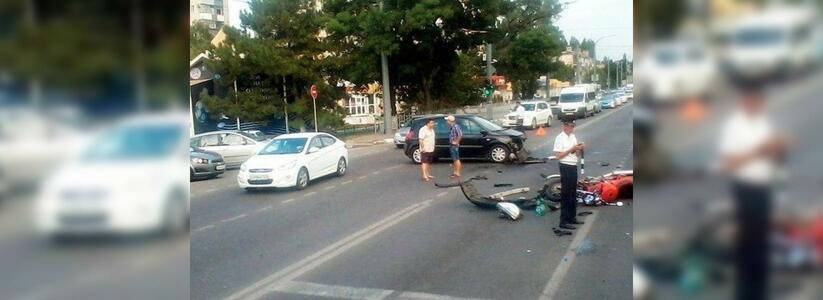 Мотоциклист хотел проскочить на «красный» и попал под колеса автомобиля