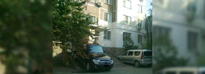 Народная новость: в Новороссийске наглый водитель внедорожника припарковал авто прямо на пандусе для инвалидов