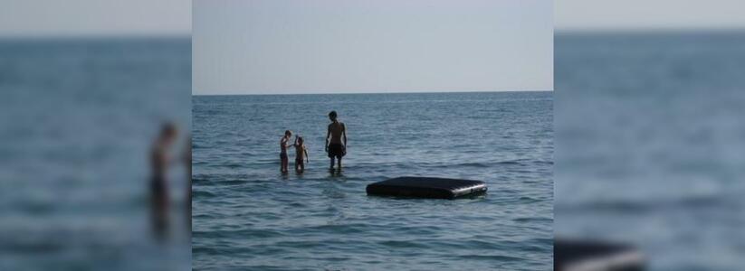 В Анапе запретили плавать на надувных кругах и матрасах